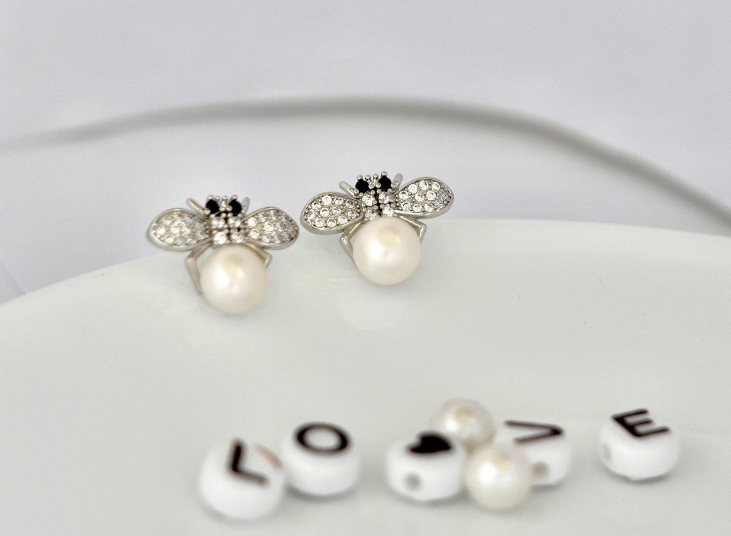 Retro Bee Elegant 7-8mm Freshwater Pearl Bee Earrings