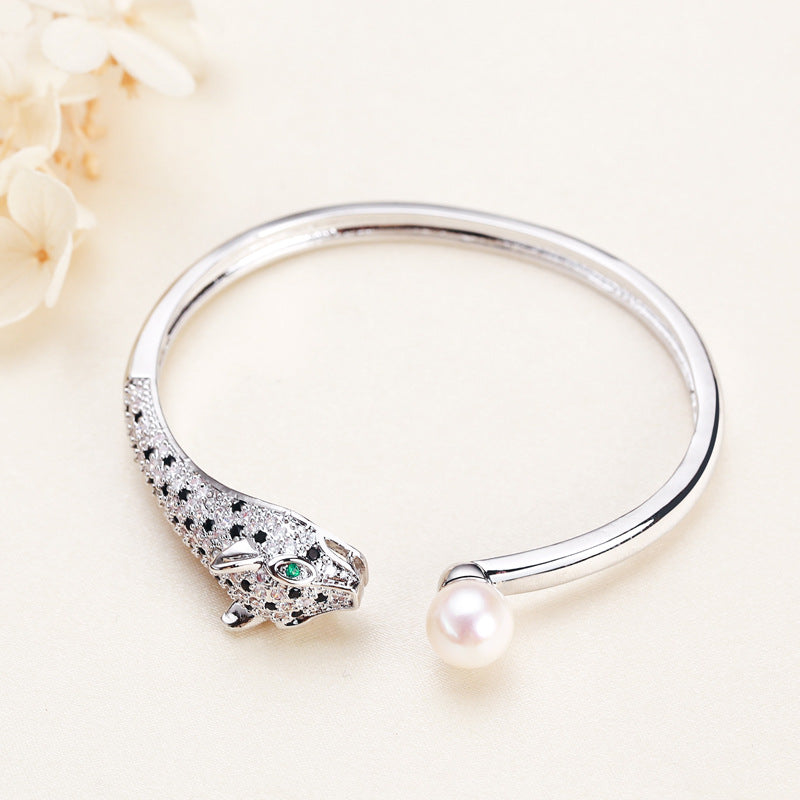 Diamond-encrusted Leopard Head 9mm Freshwater Pearl Bracelet Bangle